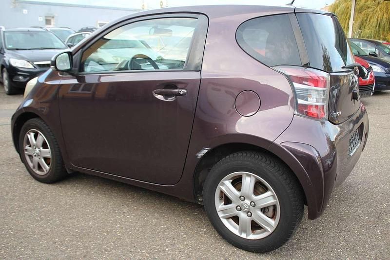 Gebraucht Toyota iQ 68 PS (50 kW) 2009 Deep amethyst mica metallic Kleinwagen