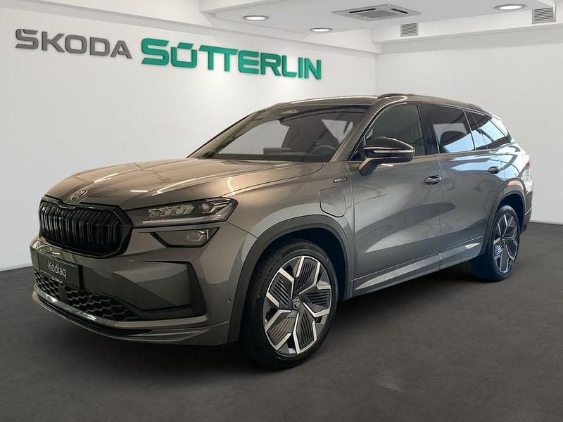 Grau Neu 2025 Skoda Kodiaq SportLine SUV | 53.989 € (Etwas zu teuer) - Bild 1/4