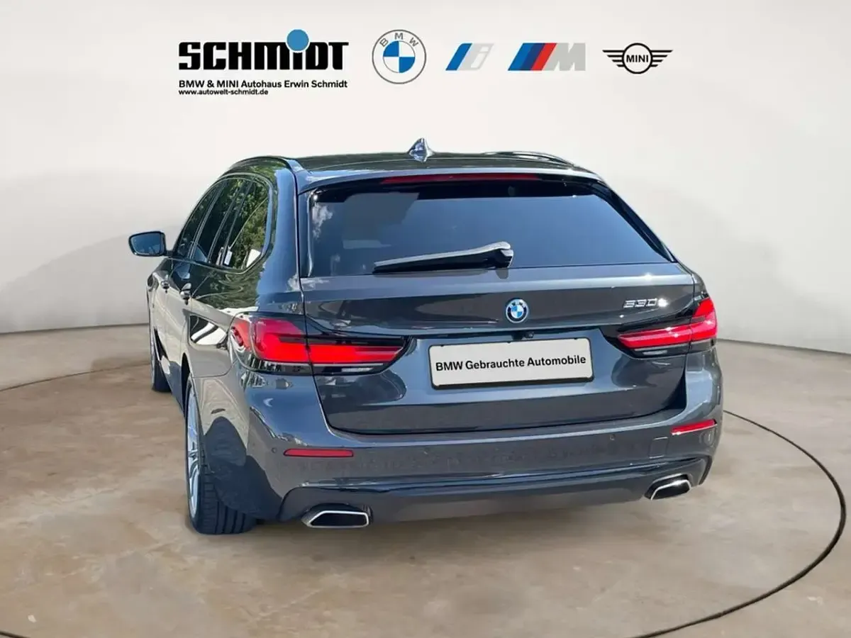 Gebraucht BMW 530e 292 PS (214 kW) 2023 Sophistograu brillanteffekt Kombi