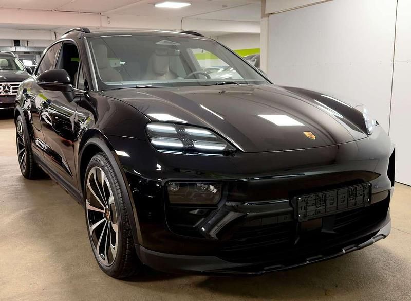 Neu Porsche Macan 300 kW (408 PS) 2026 Tiefschwarz metallic SUV