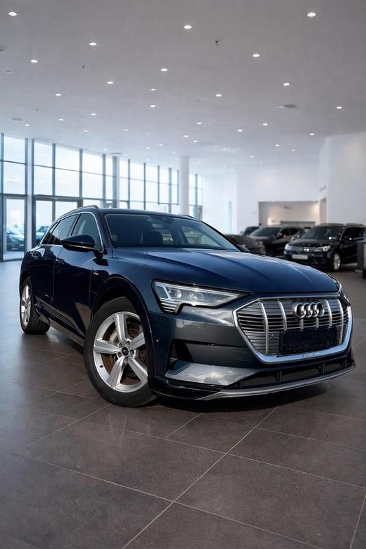 Gebraucht Audi e-tron Comfort 230 kW (313 PS) 2019 Grau SUV