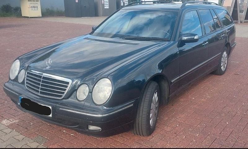 Schwarz Gebraucht 2001 Mercedes E240 Avantgarde Kombi | 3.000 € (Superpreis) - Bild 1/4