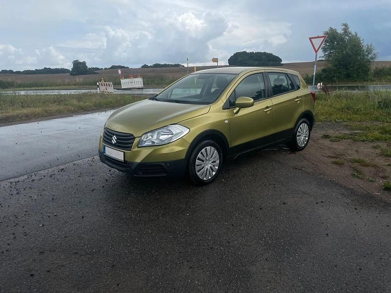 Grün Gebraucht 2015 Suzuki SX4 S-Cross Club SUV | 9.300 € (Fairer Preis) - Bild 1/4