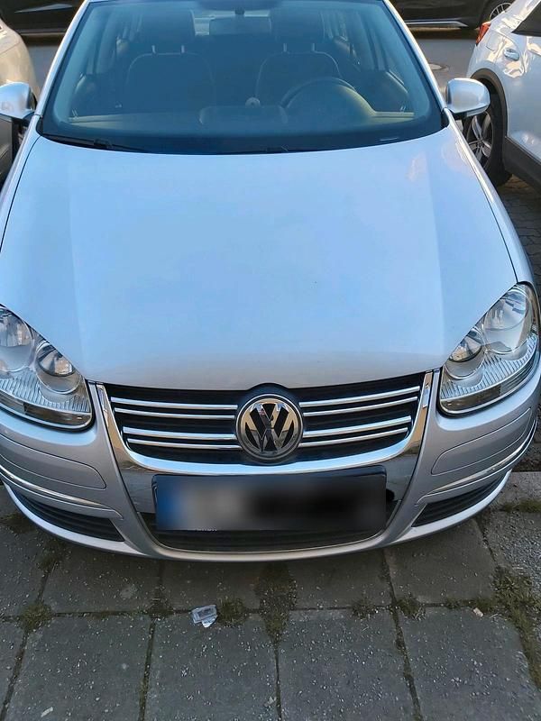 Second-hand VW Jetta 116 CP (85 kW) 2006 Argintiu Berlinǎ