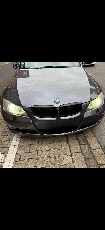 Gebraucht BMW 320 177 PS (130 kW) 2008 Grau Limousine