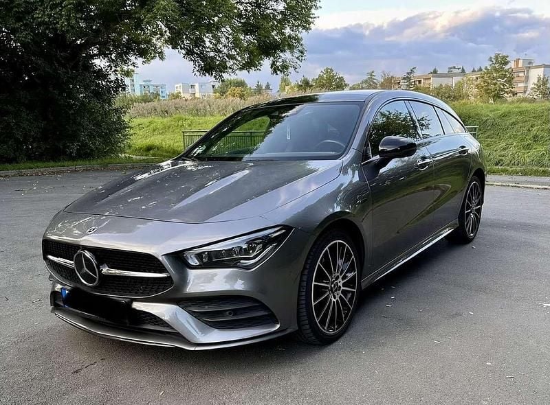 Grau Gebraucht 2021 Mercedes CLA250e AMG line Limousine | 28.990 € (Fairer Preis) - Bild 1/4