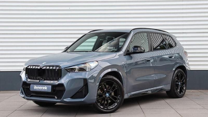 Grau Gebraucht 2023 BMW iX1 M Sport SUV | 44.950 € (Etwas zu teuer) - Bild 1/4