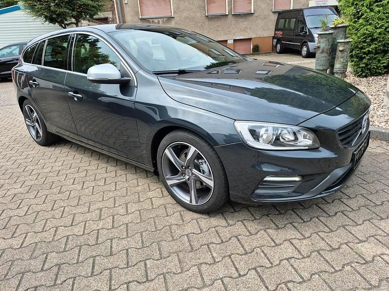 Grau Gebraucht 2016 Volvo V60 R-Design Kombi | 15.990 € (Fairer Preis) - Bild 1/4