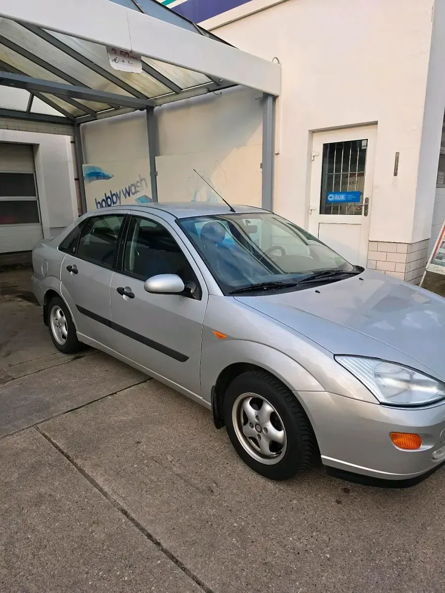 Brugt Ford Focus 100 HK (73 kW) 2001 Sølv Sedan