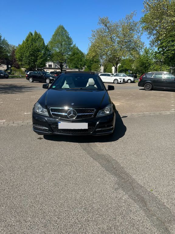 Schwarz Gebraucht 2013 Mercedes C180 Coupé | 15.590 € (Fairer Preis) - Bild 1/4