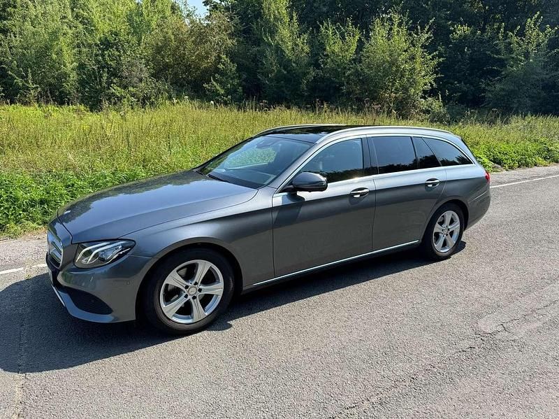 Grau Gebraucht 2016 Mercedes E220 Avantgarde Kombi | 16.400 € (Fairer Preis) - Bild 1/4