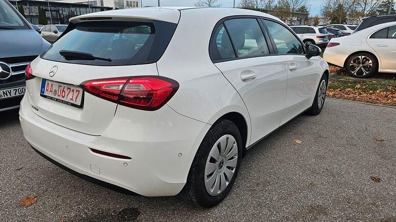 Gebraucht Mercedes A180 116 PS (85 kW) 2022 Weiß Limousine