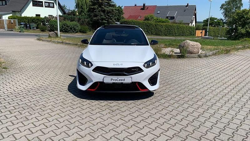 Gebraucht Kia ProCeed Comfort 204 PS (150 kW) 2023 Deluxeweiß (hw2) Kombi