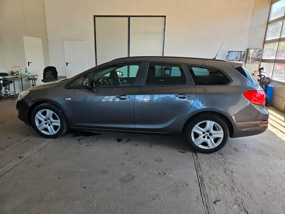 Gebraucht Opel Astra 115 PS (84 kW) 2011 Grau Kombi
