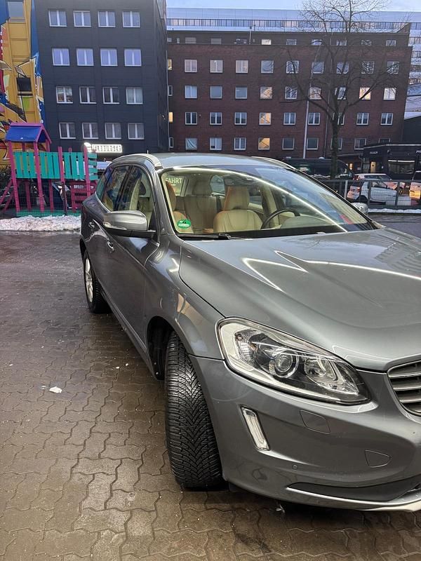 Grau Gebraucht 2017 Volvo XC60 SUV | 23.200 € (Superpreis) - Bild 1/4