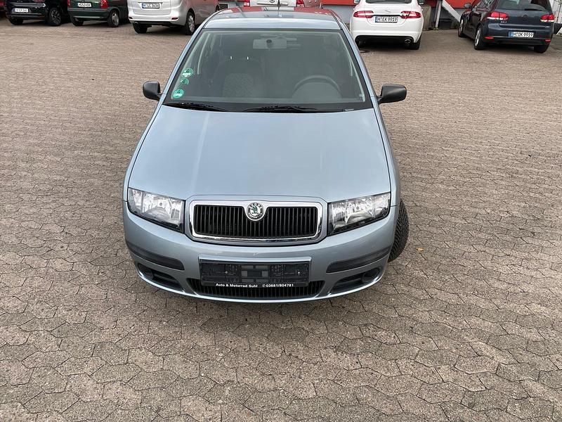 Grau Gebraucht 2007 Skoda Fabia Cool Edition Limousine | 2.496 € (Fairer Preis) - Bild 1/4