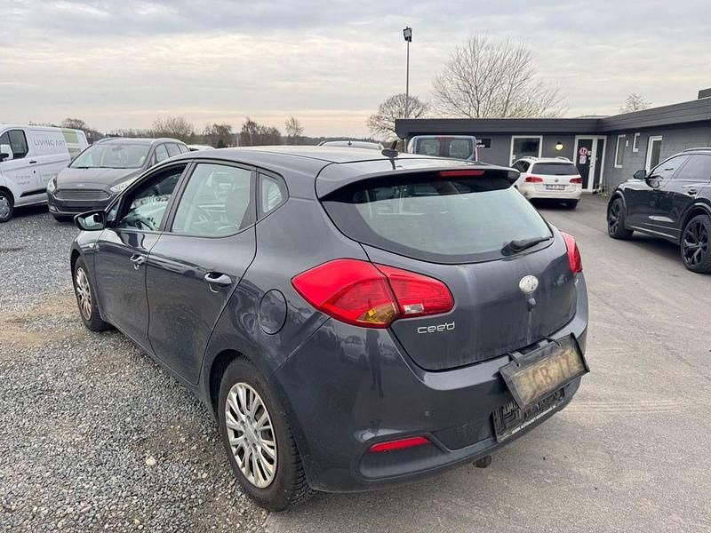 Second-hand Kia Ceed Vision 128 CP (94 kW) 2014 Negru Hatchback