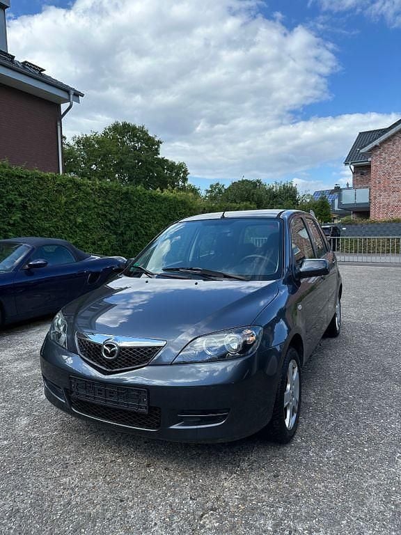 Grau Gebraucht 2006 Mazda 2 Limousine | 2.199 € (Fairer Preis) - Bild 1/4