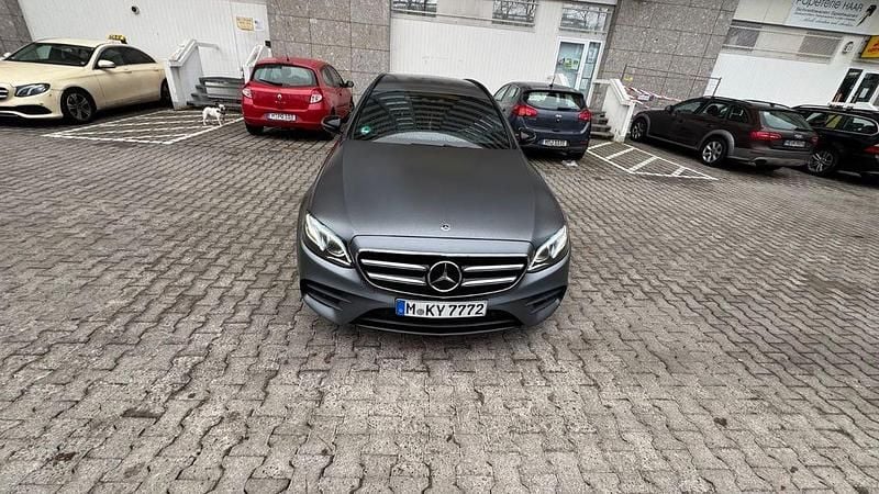 Grau Gebraucht 2017 Mercedes E350 AMG line Limousine | 22.900 € - Bild 1/4