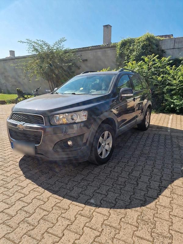 Grau Gebraucht 2013 Chevrolet Captiva SUV | 6.199 € (Etwas zu teuer) - Bild 1/4