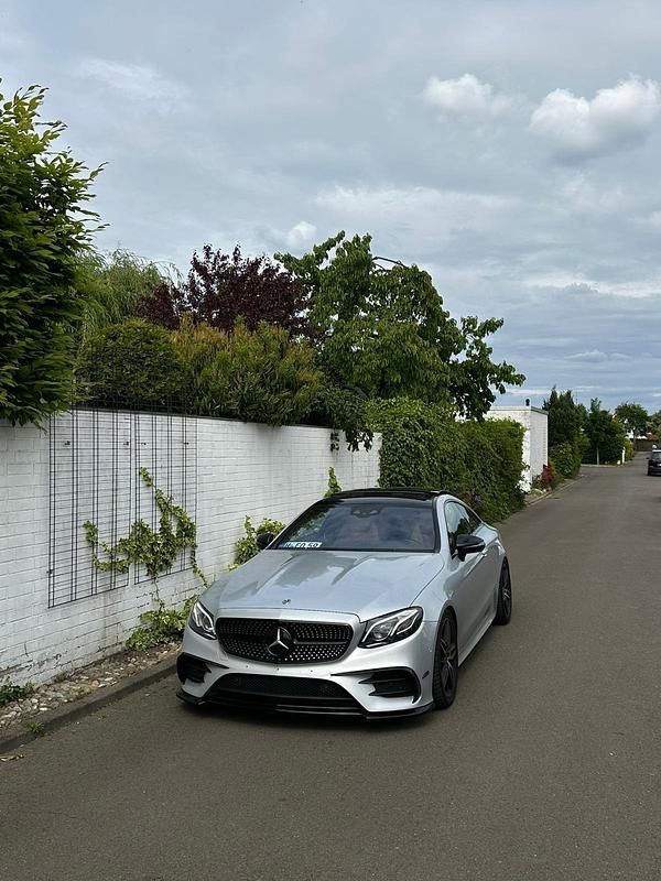 Gebraucht Mercedes E220 AMG 194 PS (142 kW) 2017 Silber Coupé
