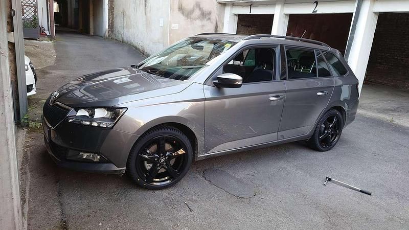 Grau Gebraucht 2022 Skoda Fabia Ambition Kombi | 14.500 € (Superpreis) - Bild 1/4