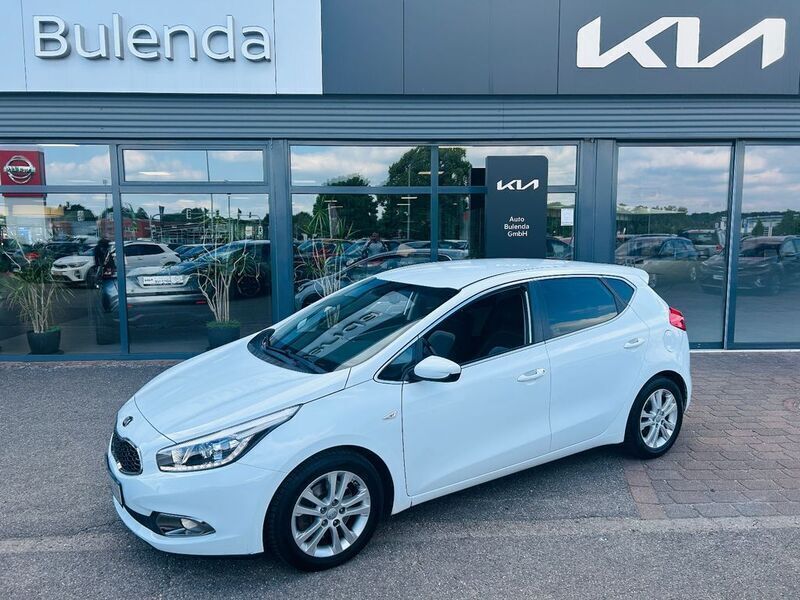 Weiß Gebraucht 2015 Kia Ceed DREAM-TEAM Edition Limousine | 11.970 € (Teuer) - Bild 1/4