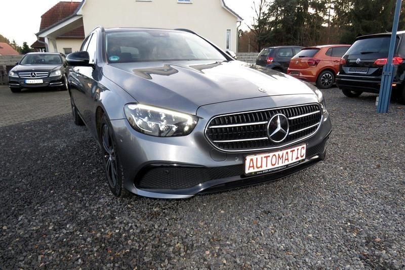 Grau Gebraucht 2022 Mercedes E200 Avantgarde Kombi | 36.990 € (Fairer Preis) - Bild 1/4