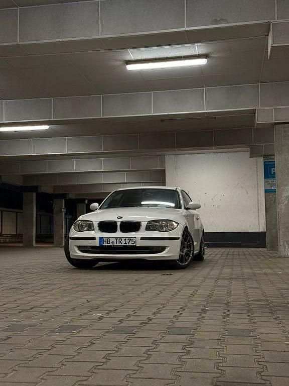 Weiß Gebraucht 2008 BMW 116 Kleinwagen | 4.100 € (Fairer Preis) - Bild 1/4