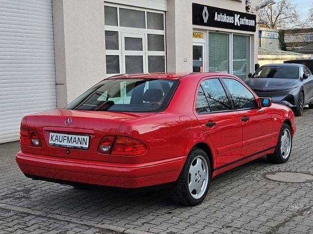 Gebraucht Mercedes E230 150 PS (110 kW) 1996 Rot Limousine