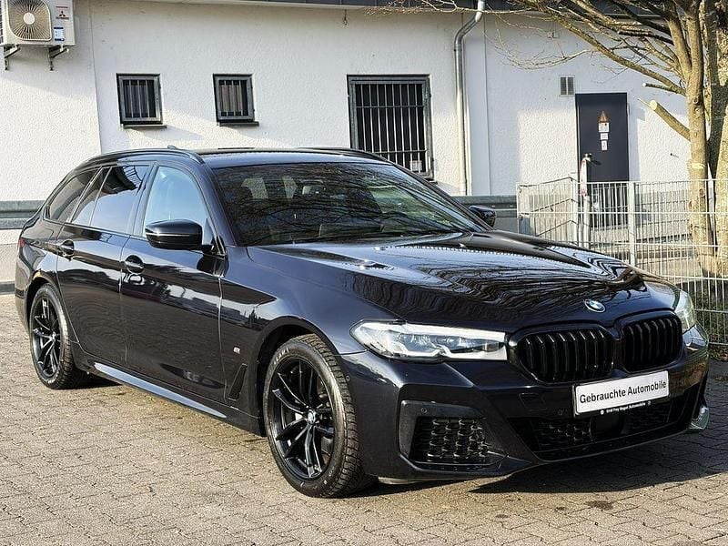 Schwarz Gebraucht 2022 BMW 520 M Sport Kombi | 25.990 € (Superpreis) - Bild 1/4