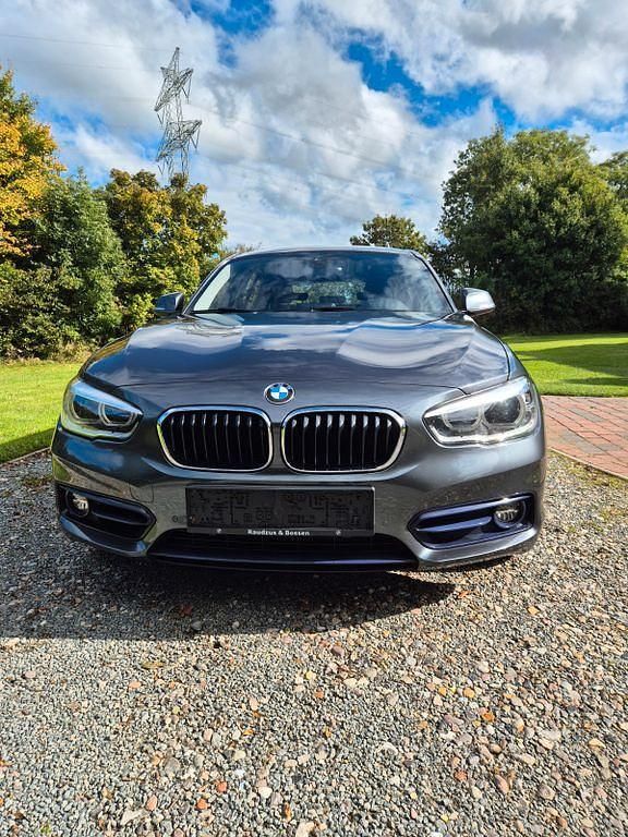 Grau Gebraucht 2017 BMW 118 Sport Line Kleinwagen | 13.200 € (Superpreis) - Bild 1/4