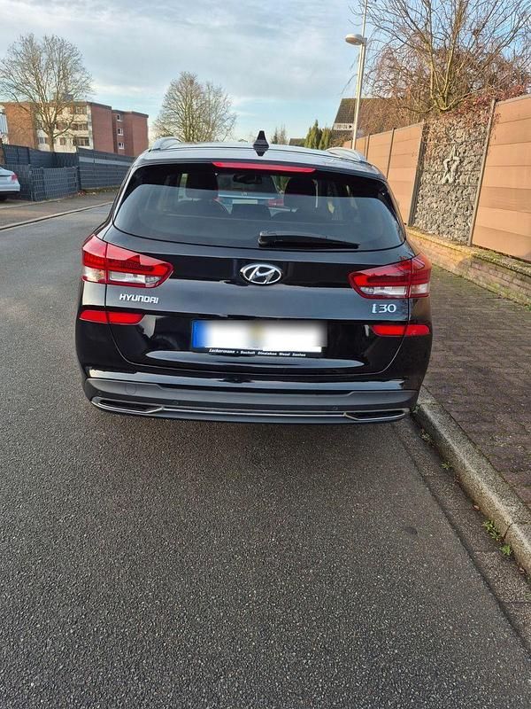 Gebraucht Hyundai i30 120 PS (88 kW) 2022 Schwarz Kombi