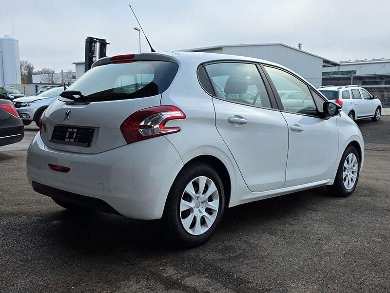 Gebraucht Peugeot 208 Active 68 PS (50 kW) 2015 Weiß Kleinwagen