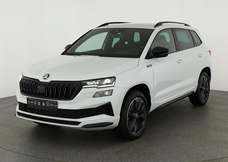 Moon weiss metallic Neu 2025 Skoda Karoq SportLine SUV | 41.445 € (Fairer Preis) - Bild 1/4