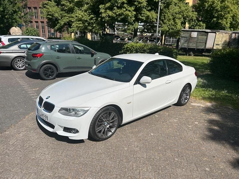 Weiß Gebraucht 2012 BMW 320 M Sport Coupé | 10.000 € (Fairer Preis) - Bild 1/4