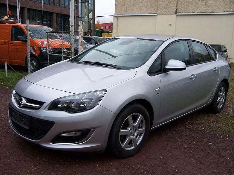 Silber Gebraucht 2013 Opel Astra Active Limousine | 3.500 € (Superpreis) - Bild 1/4