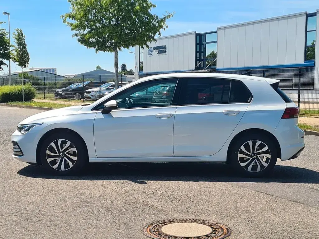 Gebraucht VW Golf VIII Active 131 PS (96 kW) 2022 Weiß Limousine