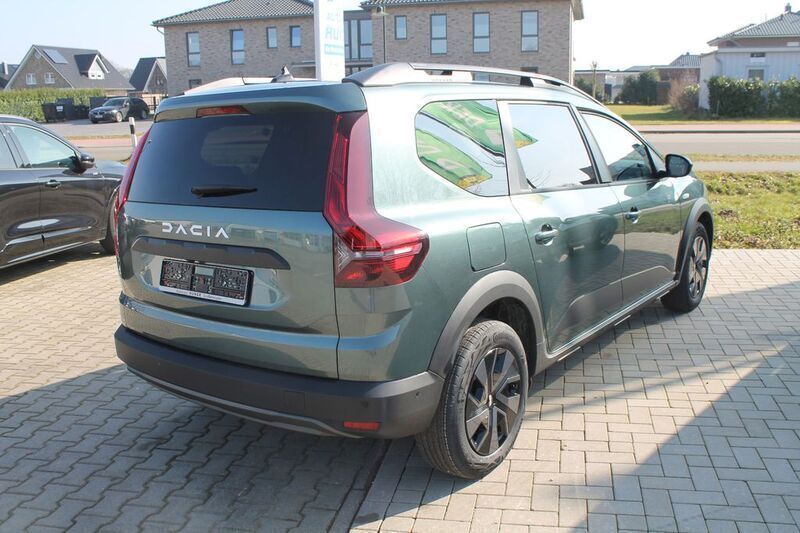 Gebraucht Dacia Jogger Expression 110 PS (80 kW) 2024 Grün Van / Kleinbus
