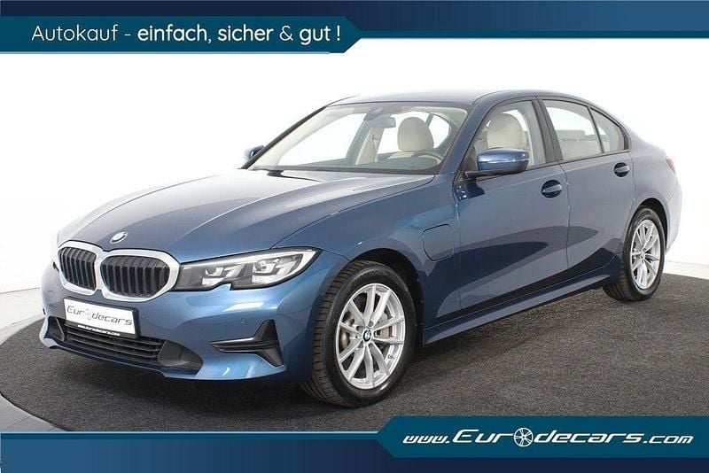 Blau Gebraucht 2020 BMW 330e Sport Line Limousine | 24.800 € (Superpreis) - Bild 1/4