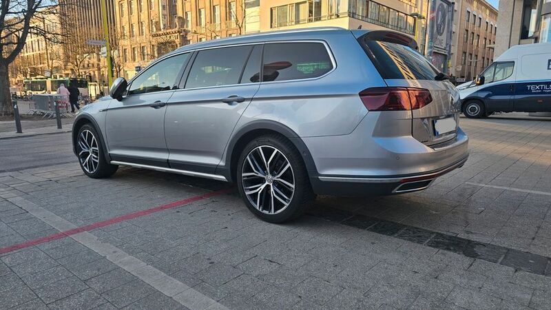 Silber Gebraucht 2020 VW Passat Alltrack Kombi | 22.999 € (Fairer Preis) - Bild 1/4