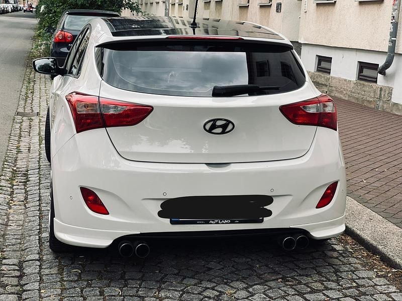 Weiß Gebraucht 2013 Hyundai i30 Limousine | 6.500 € - Bild 1/4