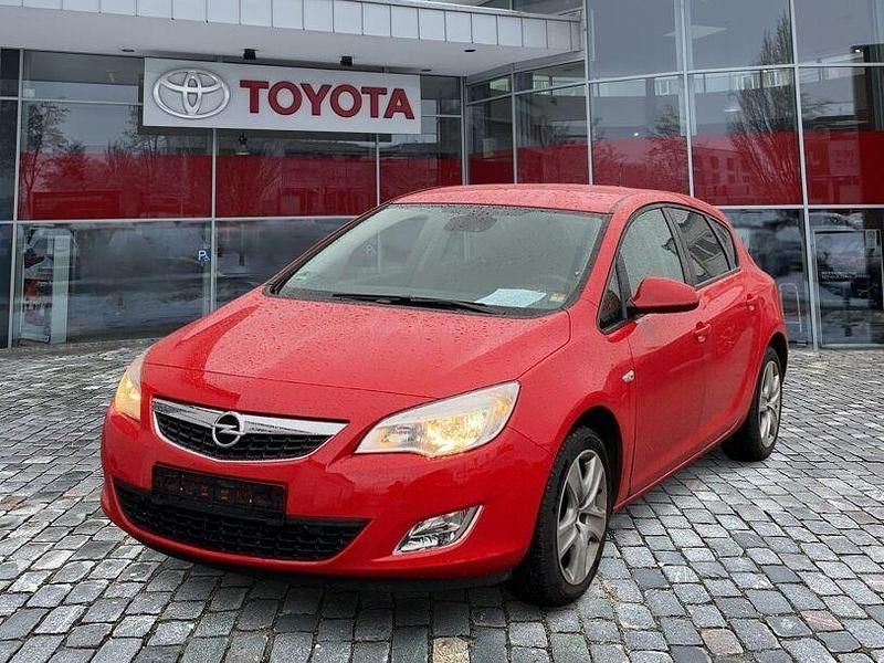 Rot Gebraucht 2011 Opel Astra Design Edition Limousine | 7.990 € (Fairer Preis) - Bild 1/4