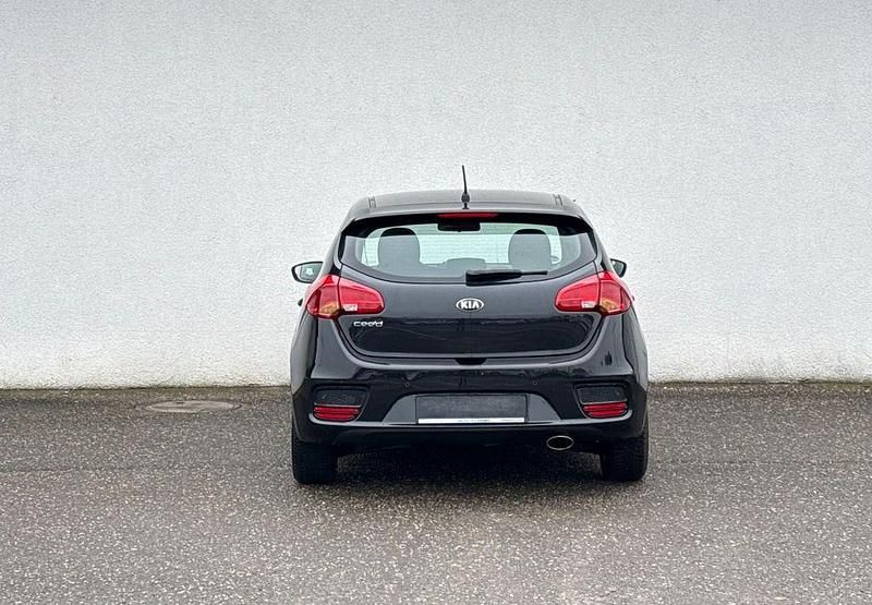 Usado Kia Ceed Edition 7 99 HP (72 kW) 2018 Preto Citadino