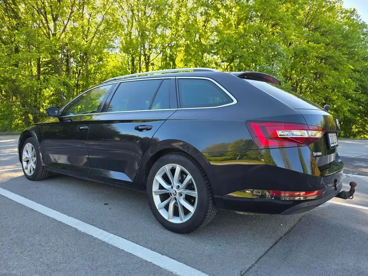 Gebraucht Skoda Superb SportLine 179 PS (131 kW) 2018 Schwarz Kombi