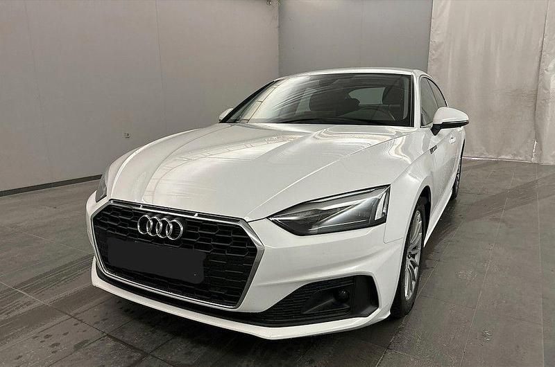 Weiß Gebraucht 2023 Audi A5 Sportback Sport Kleinwagen | 29.995 € (Superpreis) - Bild 1/4