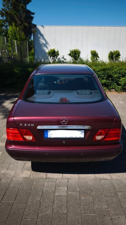 Rot Gebraucht 1998 Mercedes E240 Classic Limousine | 4.900 € - Bild 1/4