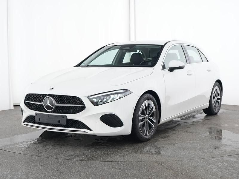 Weiß Gebraucht 2024 Mercedes A180 Advanced Limousine | 27.890 € (Fairer Preis) - Bild 1/4