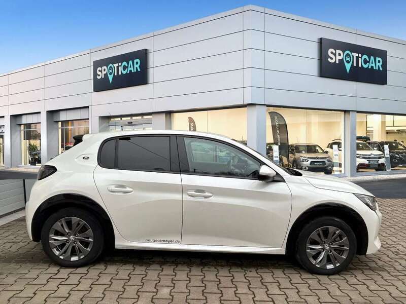 Perlmutt weiß Gebraucht 2021 Peugeot e-208 Allure Kleinwagen | 17.490 € (Etwas zu teuer) - Bild 1/4