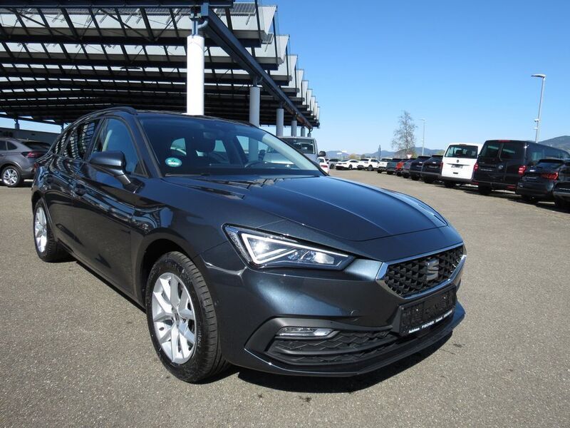Grau Gebraucht 2022 Seat Leon Style Limousine | 25.200 € (Teuer) - Bild 1/4